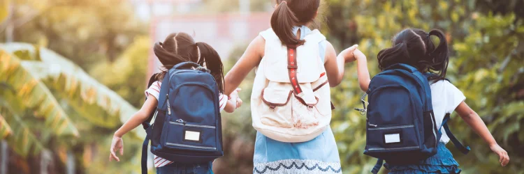 Gandia Valencia Chiropractor Discusses Proper Child Backpacks